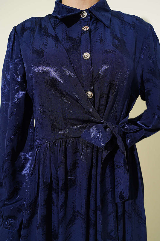 Robe jacquard bleu marine à boutons avec lien au cou