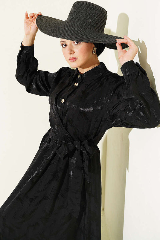 Robe jacquard noire à boutons avec lien au cou