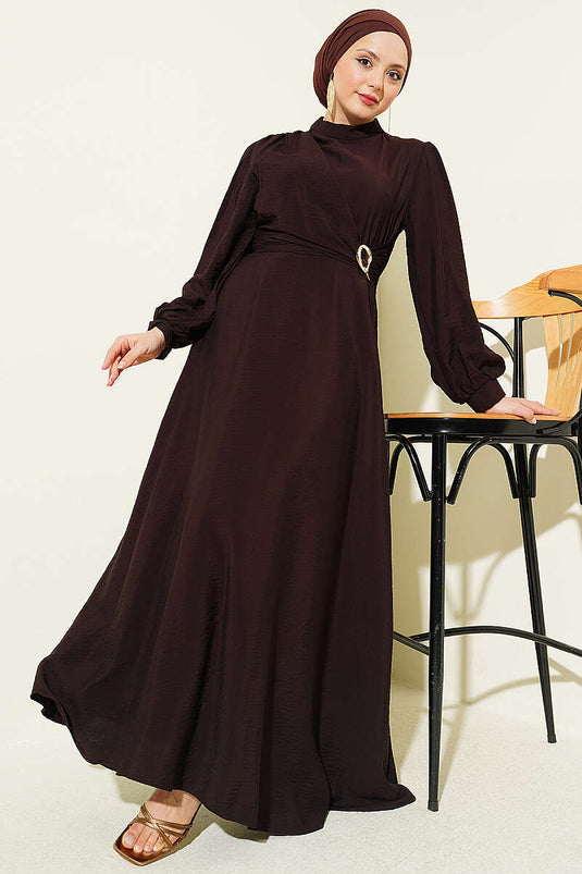 Kleid mit seitlicher Bindung und goldenem Accessoire in Dunkelbraun