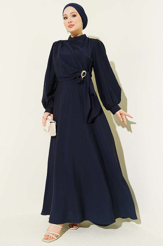 Robe bleu marine avec accessoire doré et nouée sur le côté