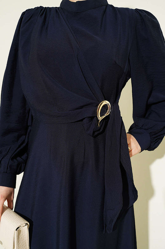 Robe bleu marine avec accessoire doré et nouée sur le côté