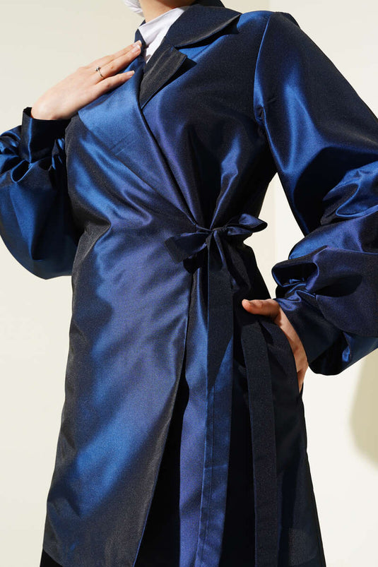 جاكيت من التفتا اللامع برباط جانبي أزرق داكن