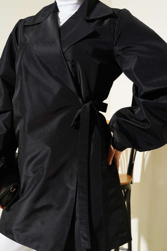 Veste en taffetas brillant à nouer sur le côté, noire