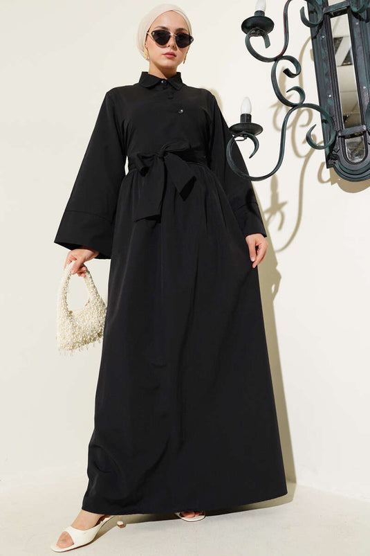 Robe noire à boutons croisés et à nouer sur le côté
