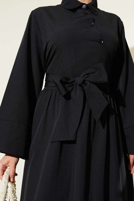 Robe noire à boutons croisés et à nouer sur le côté