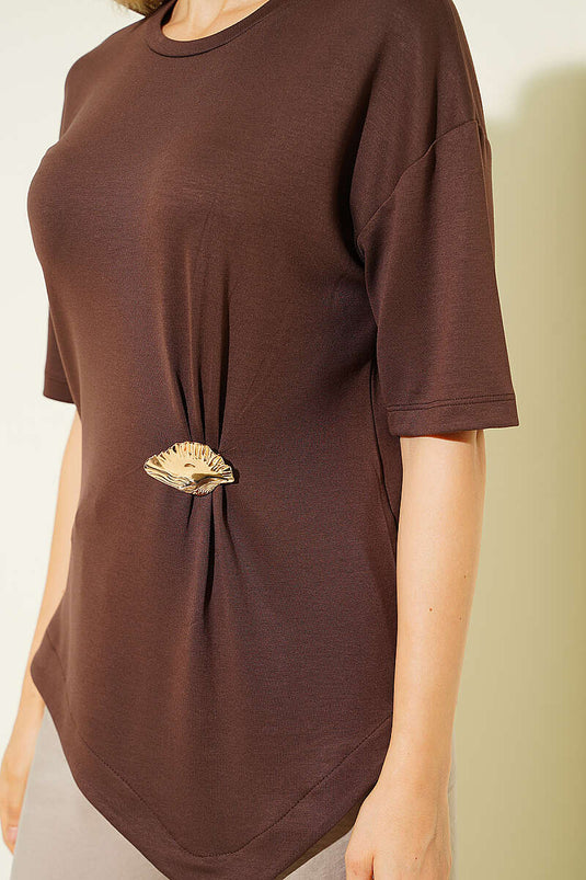 T-shirt Loyşa à plis avec broche, couleur café