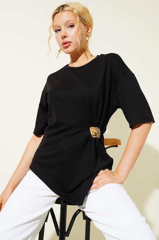 Yan Büzgülü Broşlu Loyşa T-shirt Siyah