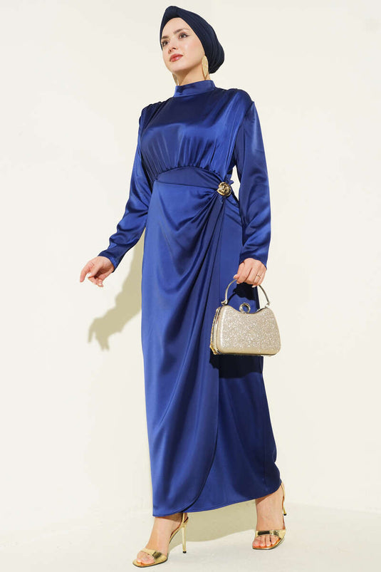 Robe de soirée en satin bleu marine avec ceinture dorée plissée Yan