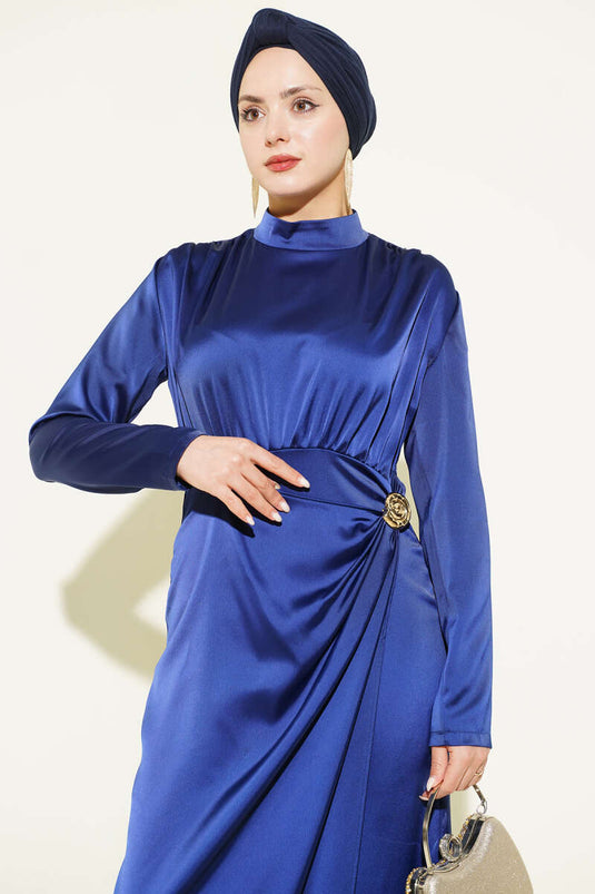 Robe de soirée en satin bleu marine avec ceinture dorée plissée Yan