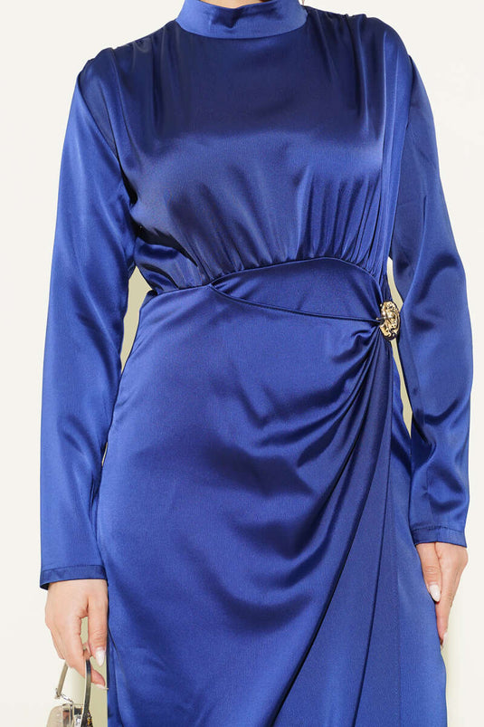 Robe de soirée en satin bleu marine avec ceinture dorée plissée Yan
