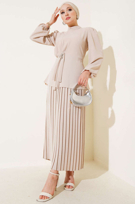 بدلة من قطعتين مع تنورة جانبية مطوية باللون البيج