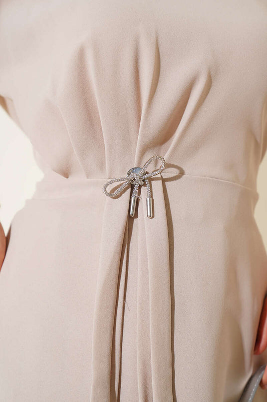 بدلة من قطعتين مع تنورة جانبية مطوية باللون البيج