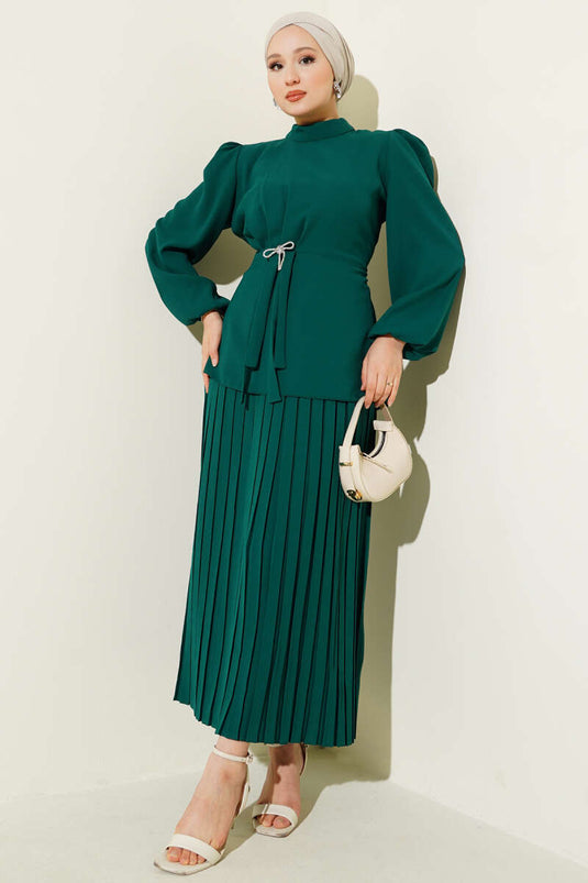 طقم من قطعتين باللون الزمردي مع تنورة جانبية مكشكشة ومطوية