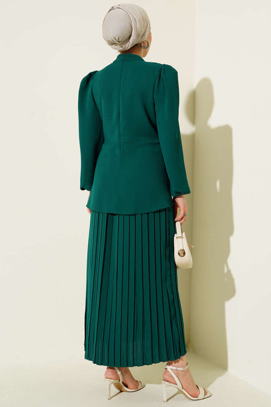 طقم من قطعتين باللون الزمردي مع تنورة جانبية مكشكشة ومطوية