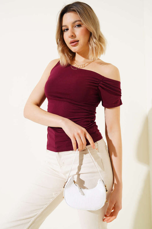 بلوزة بورجوندي بأكمام واحدة ومجمعة من الجانبين