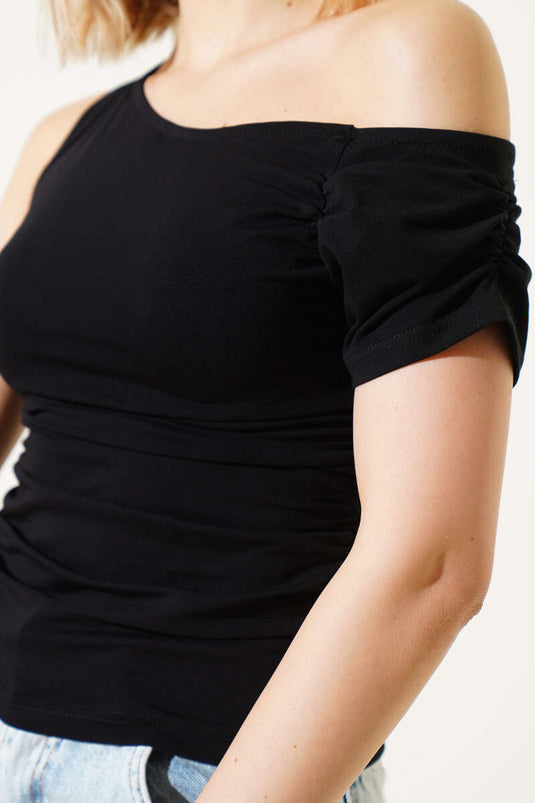 بلوزة سوداء بأكمام واحدة ومجمعة من الجانبين