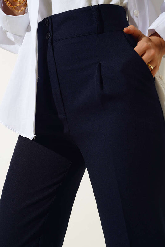 Pantalon double jambe détaillé avec poches latérales et plis bleu marine