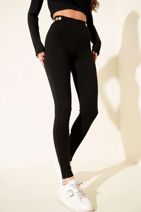 Pantalon noir à jambe étroite avec détail de bouton latéral