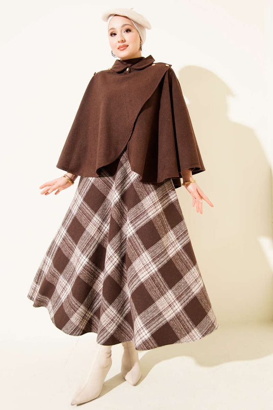 Poncho en cachemire marron à boutons dorés sur le côté