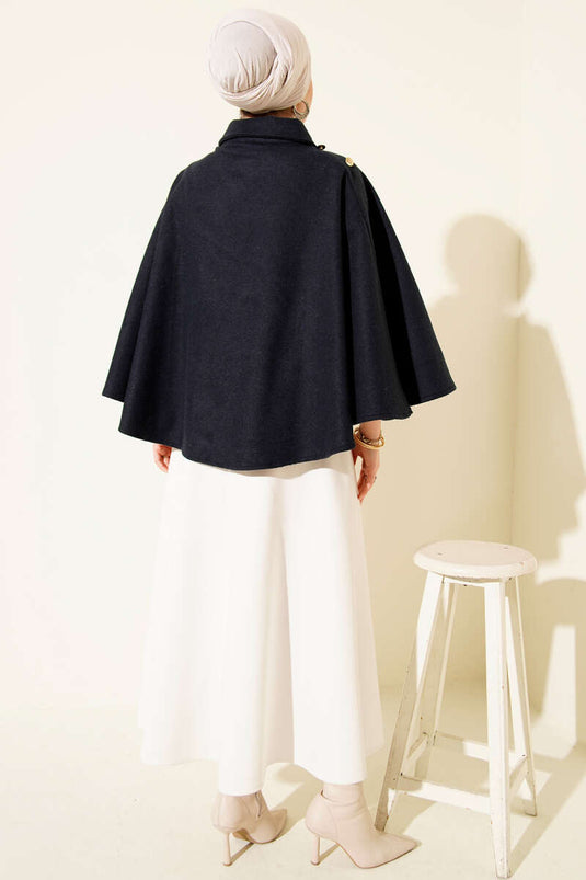 Poncho en cachemire bleu marine avec boutons dorés sur les côtés