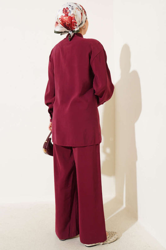 بدلة مكونة من قطعتين بأزرار وحزام جانبي باللون الأحمر الداكن
