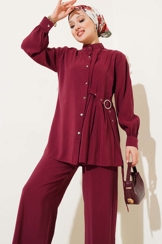 بدلة مكونة من قطعتين بأزرار وحزام جانبي باللون الأحمر الداكن