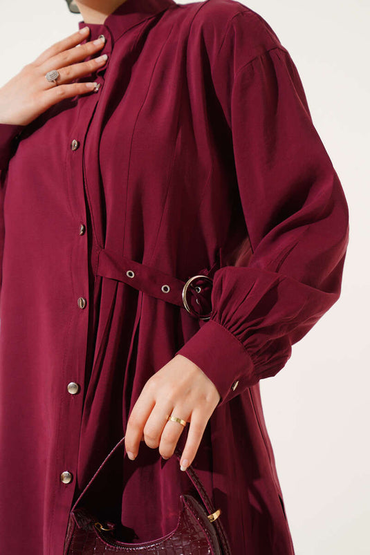 بدلة مكونة من قطعتين بأزرار وحزام جانبي باللون الأحمر الداكن