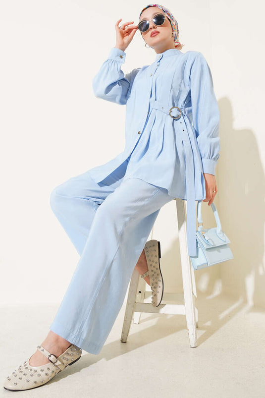 بدلة زرقاء مكونة من قطعتين مع أزرار وحزام جانبي