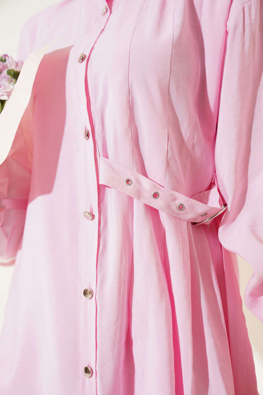 Costume deux pièces boutonné avec ceinture latérale rose