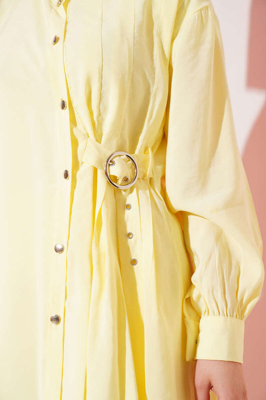 بدلة صفراء مكونة من قطعتين مع أزرار وحزام جانبي