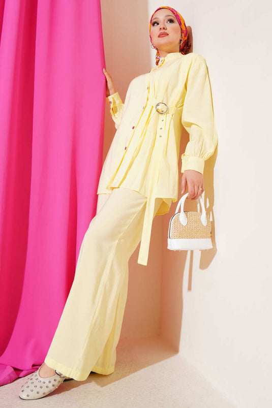 بدلة صفراء مكونة من قطعتين مع أزرار وحزام جانبي