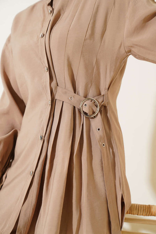 Costume deux pièces boutonné avec ceinture latérale en vison