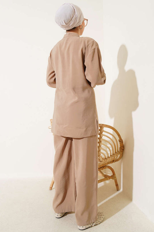 Costume deux pièces boutonné avec ceinture latérale en vison