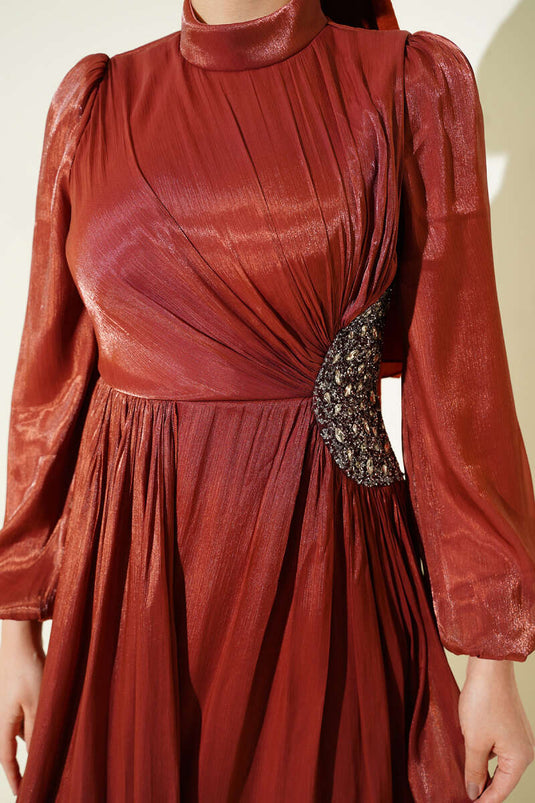 Robe de soirée plissée avec détails en pierre Yan couleur terre cuite