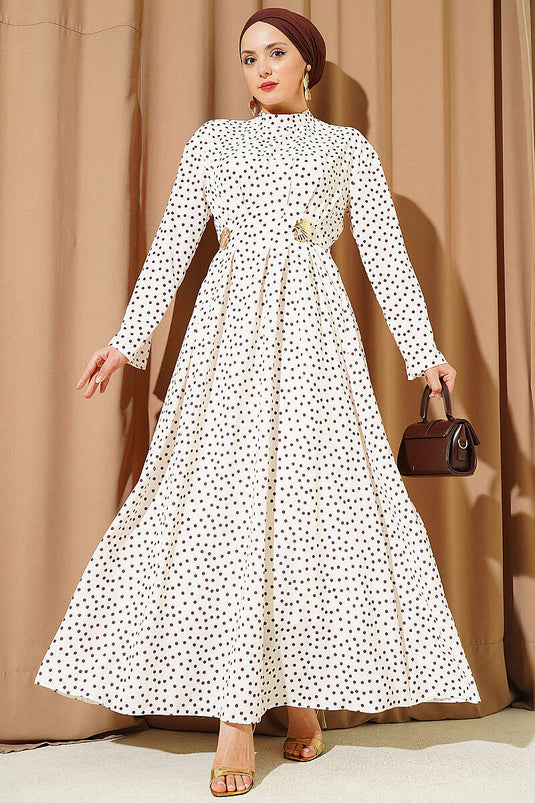 Robe beige à pois avec ceinture et plis