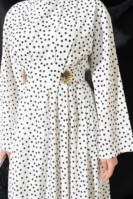 Abito bianco a pois con cintura Yan Tokalı e pinces