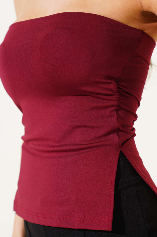 بلوزة بورجوندي بدون حمالات بفتحة جانبية