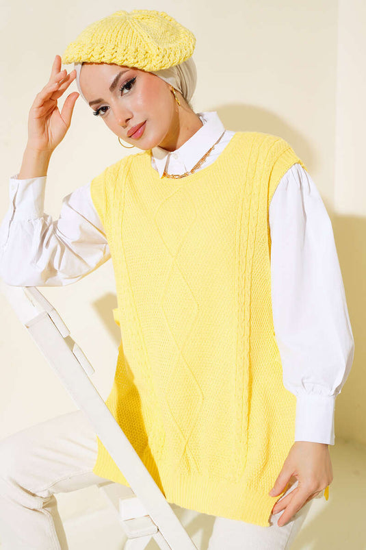 Pull En Maille Avec Dentelle Sur Le Côté Jaune