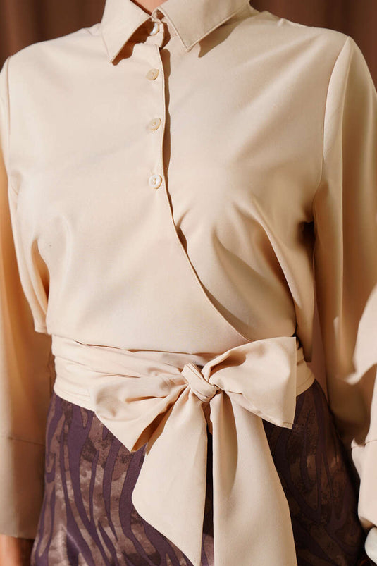 Chemise courte beige à nouer sur le côté