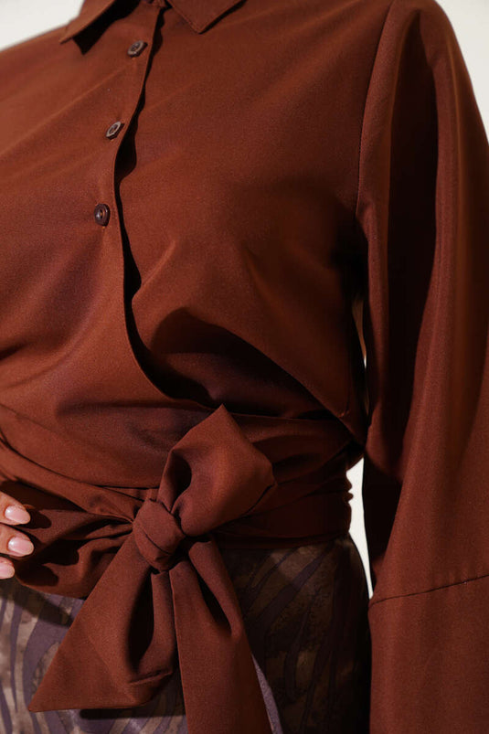 Chemise courte marron à nouer sur le côté