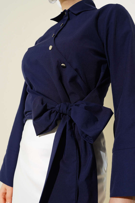 Chemise courte à boutons croisés et à nouer sur le côté, bleu marine