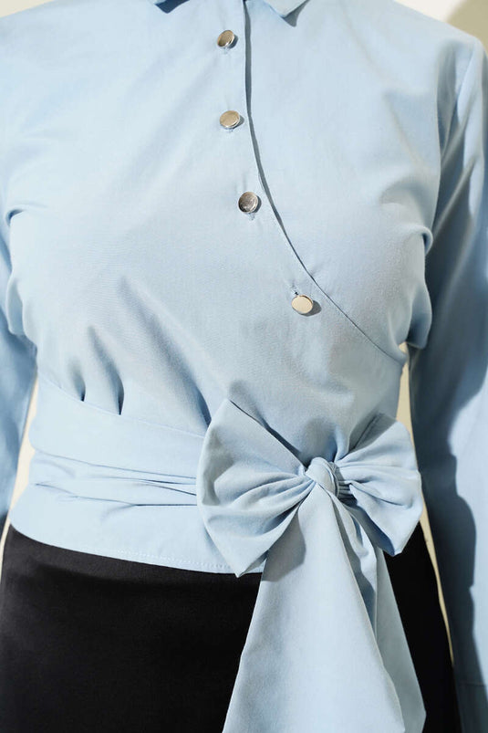 Chemise courte à boutons croisés et à nouer sur le côté, bleue