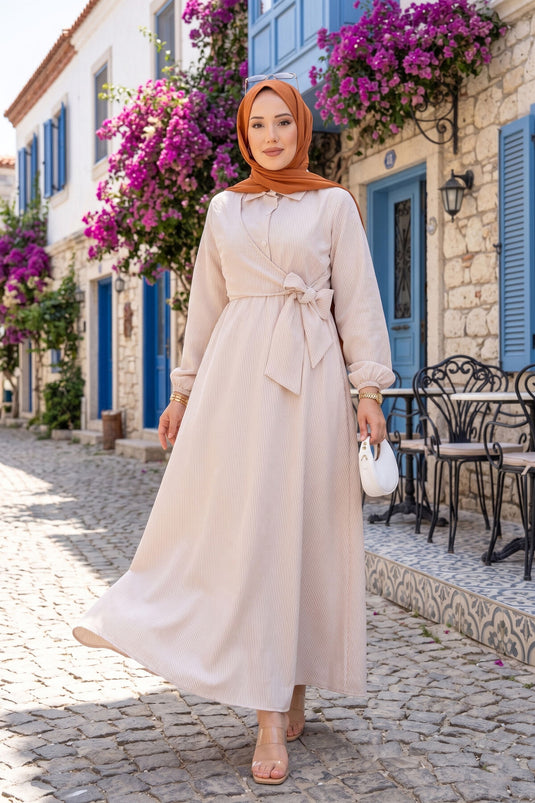 Robe modeste à rayures avec nouage latéral beige