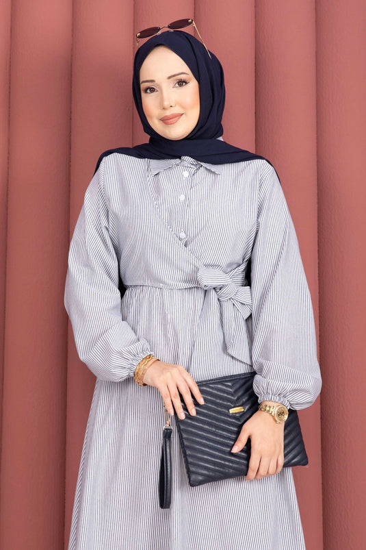 Robe modeste à rayures avec nouage latéral bleu marine