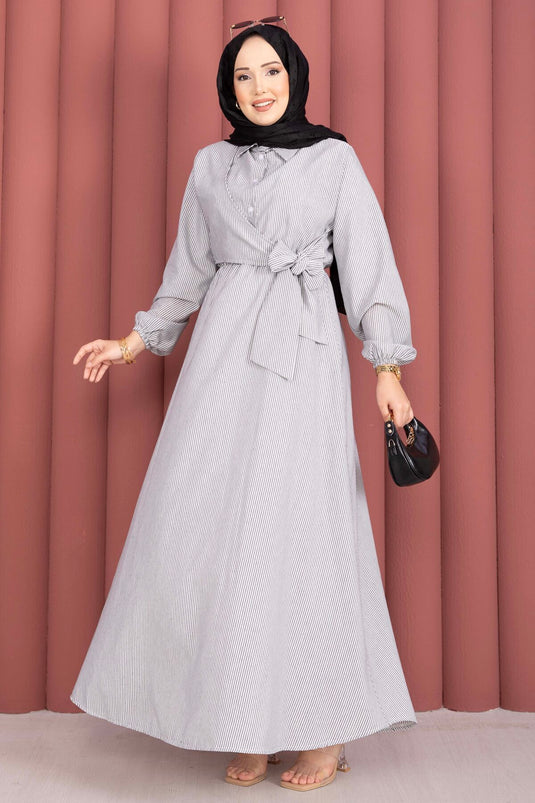 Robe modeste rayée à nouer sur le côté noire