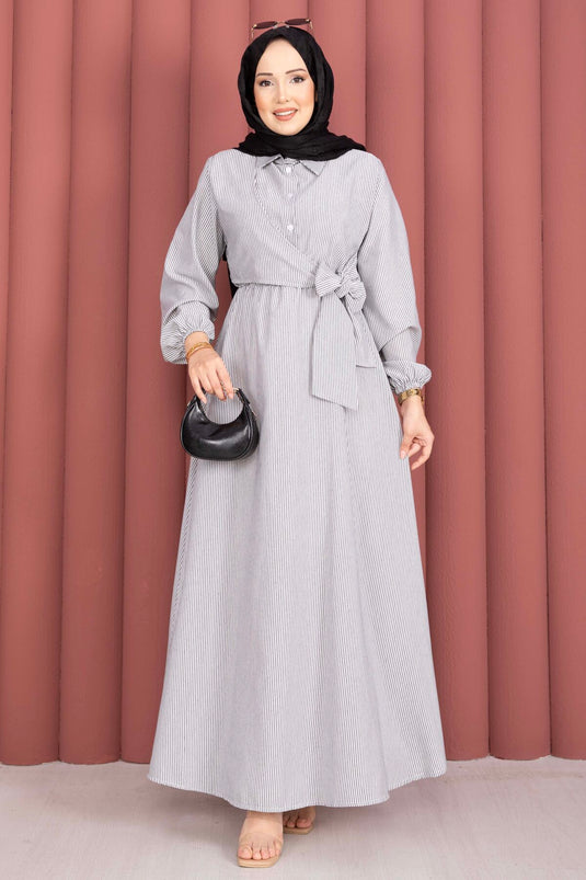 Robe modeste rayée à nouer sur le côté noire
