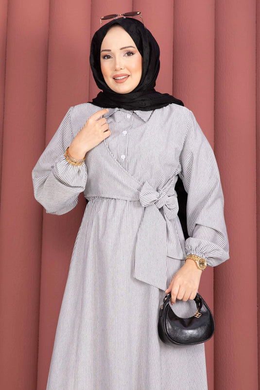 Robe modeste rayée à nouer sur le côté noire