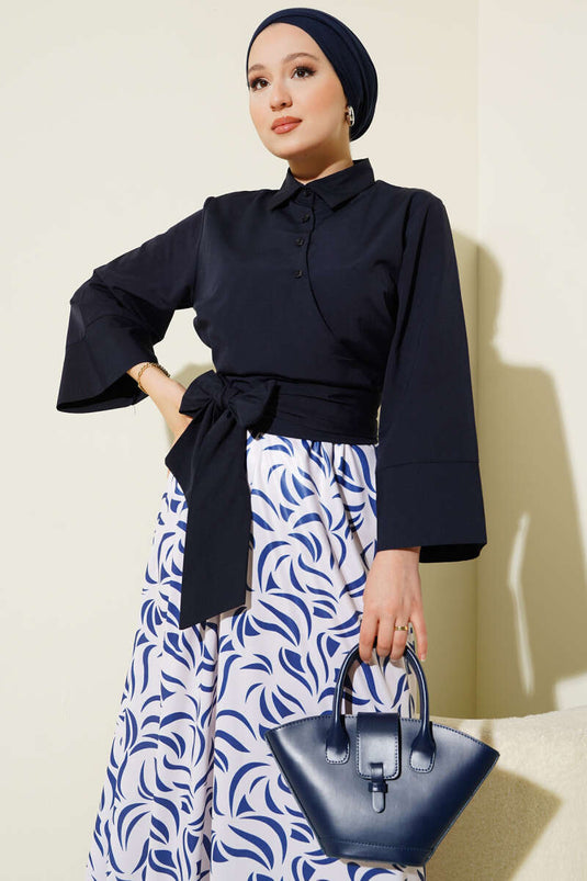 بدلة من قطعتين برباط جانبي وتنورة باللون الأزرق الداكن