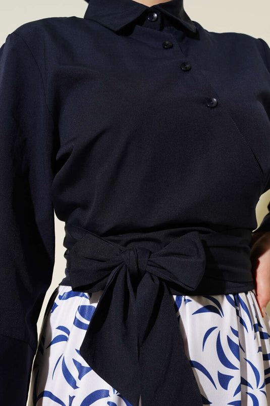 بدلة من قطعتين برباط جانبي وتنورة باللون الأزرق الداكن