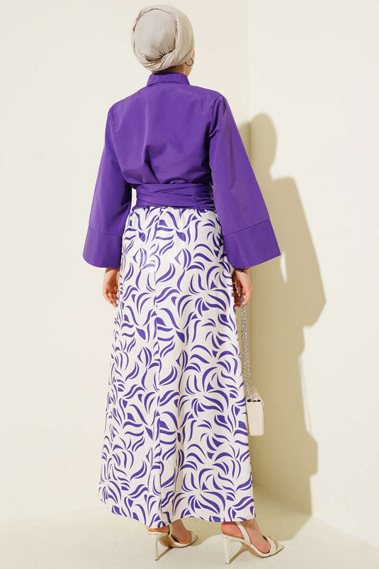 Costume deux pièces violet à jupe nouée sur le côté